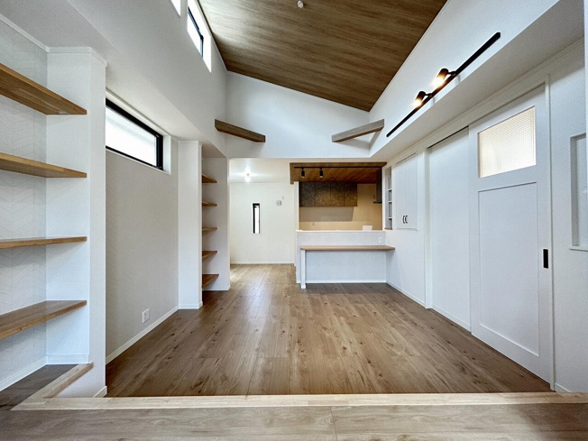 【居間・リビング】 | トラストステージ×カラーズ　新座市野火止6丁目50期　全1棟 | 外からの視線を気にせずのびのび過ごせる2階リビング。
※画像にはオプション商品も含まれております。