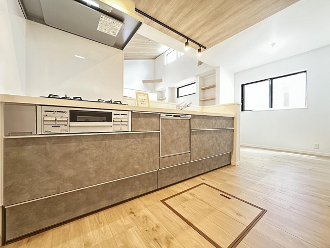 【キッチン】 | トラストステージ×カラーズ　新座市野火止6丁目50期　全1棟 | 継ぎ目がなくお手入れしやすいシームレスフォルムのシンク。
食洗機付き浄水器一体型のシンプルで機能的なワンランク上のシステムキッチンです。
※画像にはオプション商品も含まれております。