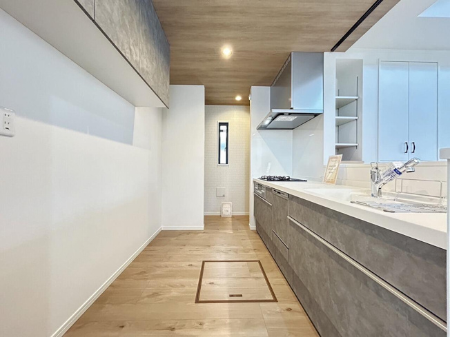 【キッチン】 | トラストステージ×カラーズ　新座市野火止6丁目50期　全1棟 | 1.5帖の広々としたパントリーを設けた開放的なキッチンスペース。
※画像にはオプション商品も含まれております。