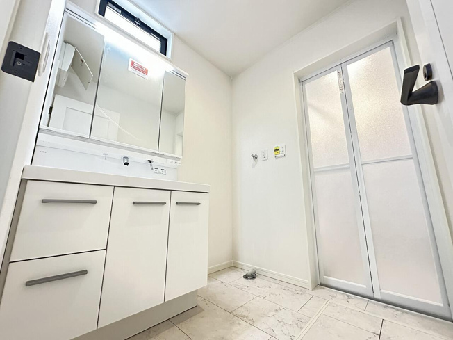 【独立洗面台】 | トラストステージ×カラーズ　新座市野火止6丁目50期　全1棟 | バックガードと洗面ボウルが一体型となった洗面台。
左右のカウンターはドライヤーやヘアアイロンなどの仮置きスペースにぴったりです。
※画像にはオプション商品も含まれております。