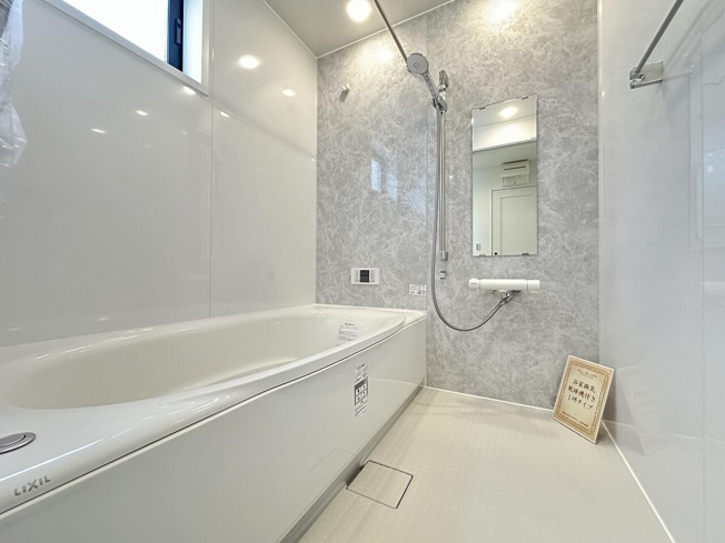 【浴室】 | トラストステージ×カラーズ　新座市野火止6丁目50期　全1棟 | 快適さと機能性を備えた理想の空間。高い保温性能を備えた浴室乾燥暖房機付システムバスで心地よいバスタイムを。
寒い季節でも暖かく、清潔な空間を提供します。
※画像にはオプション商品も含まれております。