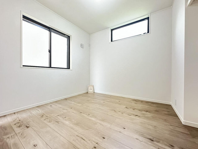 【洋室】 | トラストステージ×カラーズ　新座市野火止6丁目50期　全1棟 | 全室2面採光で明るい住空間を実現。
※画像にはオプション商品も含まれております。