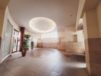 【エントランス】 | 稲毛海岸ベイマークスクエア　マリナコートタワー　リノベーション物件
床暖房　備付食器棚　洋室③はファミリークロークとしてもお使いいただけます！