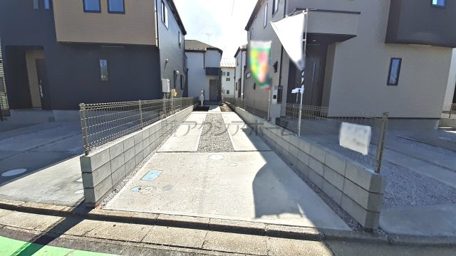 飯能市征矢町・全7棟　新築一戸建　6号棟の駐車場|〈全棟カースペース2台標準〉通勤やレジャーなど、ライフスタイルを広げてくれるカースペース2台分を確保しています。