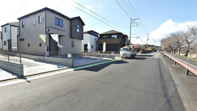 飯能市征矢町・全7棟　新築一戸建　6号棟の前面道路含む現地写真|前面道路は約8ｍとゆとりがあります