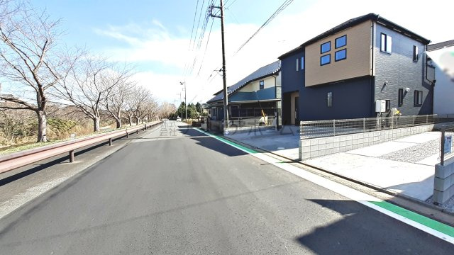 飯能市征矢町・全7棟　新築一戸建　6号棟の前面道路含む現地写真|前面道路は約8ｍとゆとりがあります