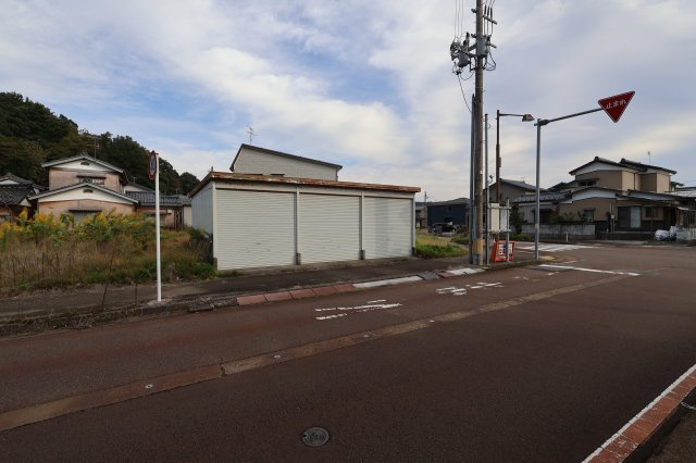 嶺崎2丁目アイウ車庫の外観