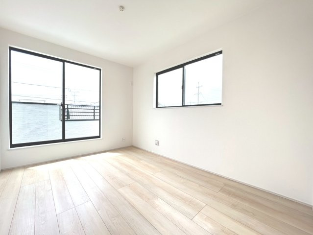 【商談中】ハートフルタウン　扶桑町高雄6期　全3区画分譲の洋室|木目の美しさを際立たせるシンプルデザインで、室内に落ち着きと安らぎを与えてくれます。