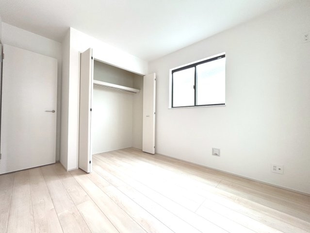 【商談中】ハートフルタウン　扶桑町高雄6期　全3区画分譲の洋室|木目の美しさを際立たせるシンプルデザインで、室内に落ち着きと安らぎを与えてくれます。