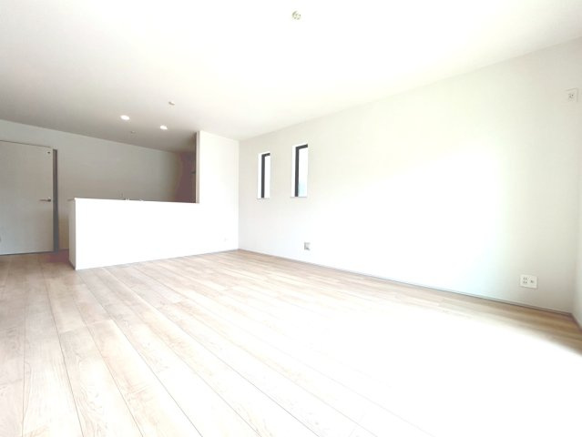 【商談中】ハートフルタウン　扶桑町高雄6期　全3区画分譲の居間・リビング|フローリング材には木目調で木材特有の風合いがあり、ナチュラルな美しさになっています。