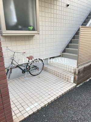 【エントランス】 | メゾン上馬 | 白基調のタイルです♪