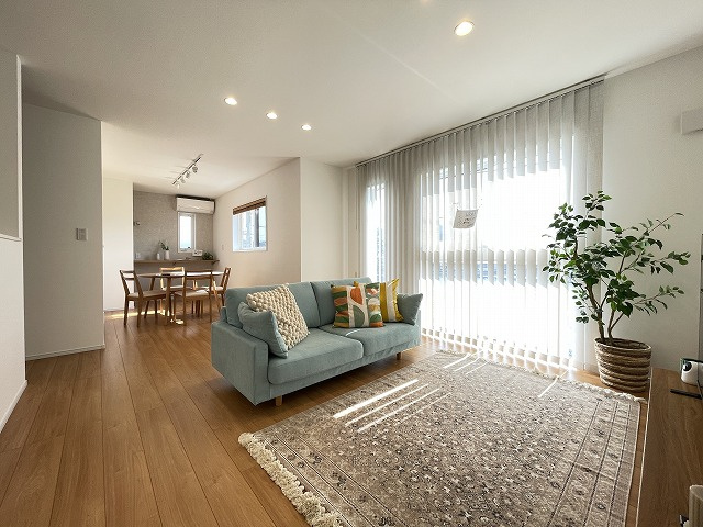 【居間・リビング】 | 糸島市高田５丁目　戸建て　4号地 | 2階リビングなので明るく風通しも良く、開放感があります。高気密高断熱住宅なので空調の効きが良く、環境にも優しいオール電化物件です