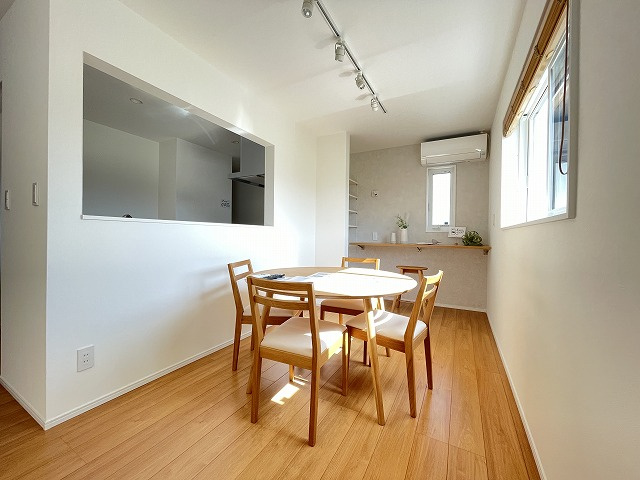 【内装】 | 糸島市高田５丁目　戸建て　4号地 | 丸形ダイニングテーブルと奥のカウンターテーブルがポイント♪ おしゃれな家具はプレゼントです