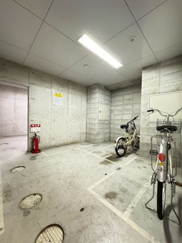 神戸市灘区桜口町２丁目の賃貸マンションの駐車場