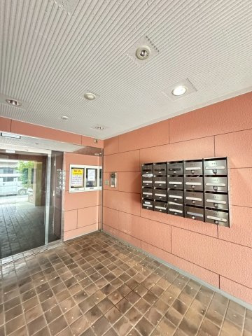 神戸市灘区桜口町２丁目の賃貸マンションのエントランス