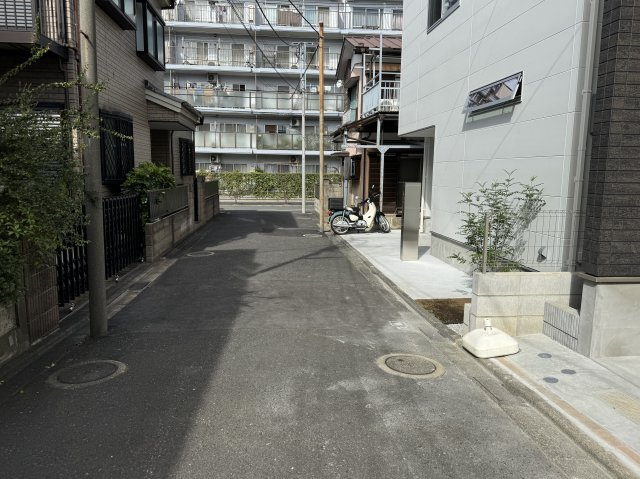 葛飾区南水元４丁目新築戸建【花の木小学校：8分】の前面道路含む現地写真|西側前面道路