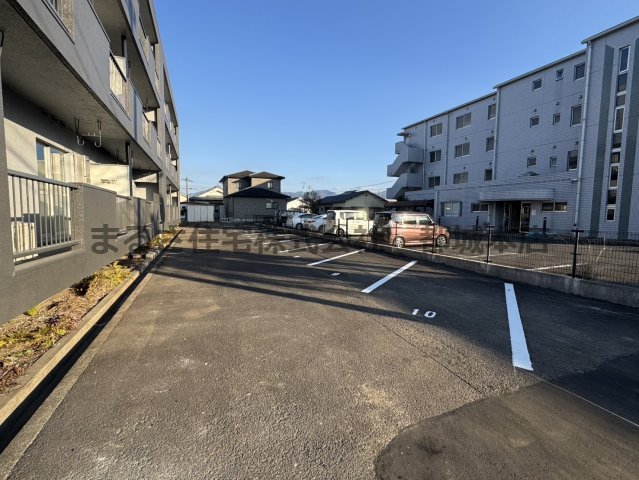 Renatus若葉の駐車場