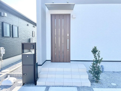 【エントランス】 | 潮来市日の出6丁目2号棟 | 即日のご見学も可能です。お気軽に0476-37-3888までお問合せ下さい。