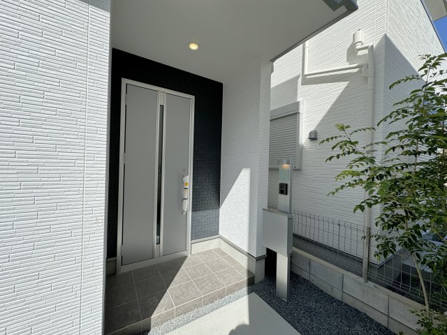 葛飾区東金町8丁目新築戸建【半田小学校：10分】のエントランス|エントランス・玄関ポーチ