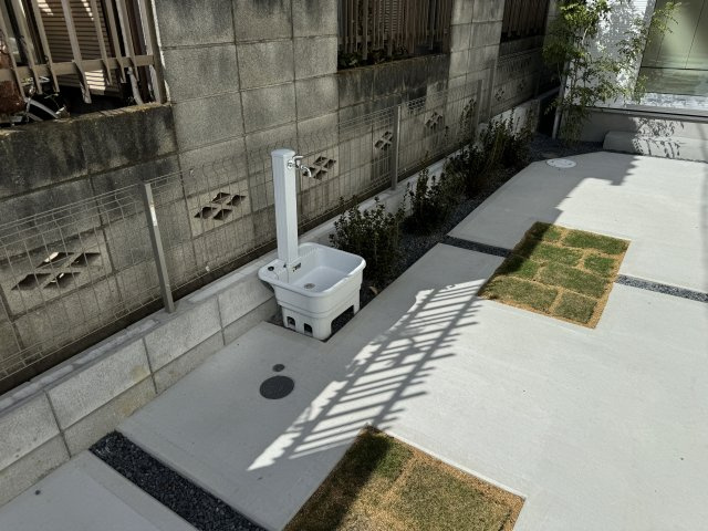 葛飾区東金町8丁目新築戸建【半田小学校：10分】のエントランス|玄関前・立水栓付き