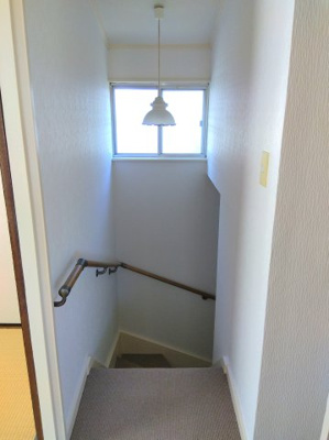 【その他】 | 向原5丁目貸家 | 手すりのある階段で安心