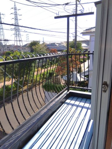 【バルコニー】 | 向原5丁目貸家 | 暖かな日差しのふりそそぐバルコニー