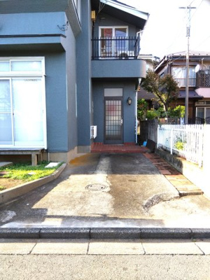 【駐車場】 | 向原5丁目貸家 | 駐車スペースもあります。サイズ：約4950×約2700でリアオーバーハング分も玄関前が多少あります。