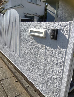 【玄関】 | 向原5丁目貸家 | 門にインターホン、ポストが有ります。