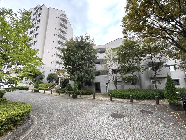 広い敷地内は緑が多く、四季を感じられます
幹線道路から離れた閑静な立地です
