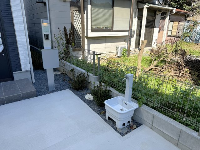 葛飾区東金町8丁目新築戸建【半田小学校：10分】のエントランス|玄関前・立水栓付き