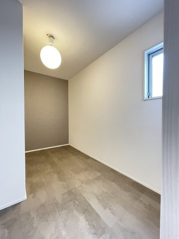 【収納】 | グリーンマンション野間大池 | 広々とした納戸。窓もあり、居室として使うのにも充分な広さがあります