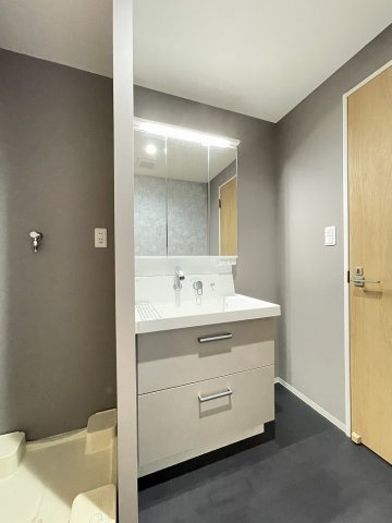 【独立洗面台】 | グリーンマンション野間大池 | 収納力と機能性に優れた三面鏡洗面化粧台です。鏡の裏は収納スペースになっていますので、すっきり清潔に保てます