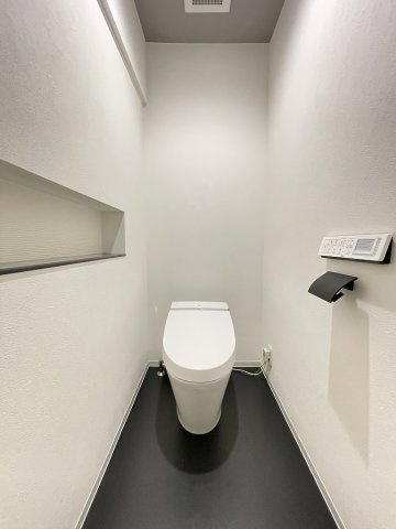 【トイレ】 | グリーンマンション野間大池 | お掃除がしやすいタンクレストイレです。壁面パネルで操作がしやすいです