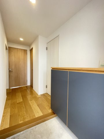 【玄関】 | グリーンマンション野間大池 | 玄関収納は家族分の靴が収まる十分な収納力♪ スッキリとしたシューズボックスで玄関も広く感じられます