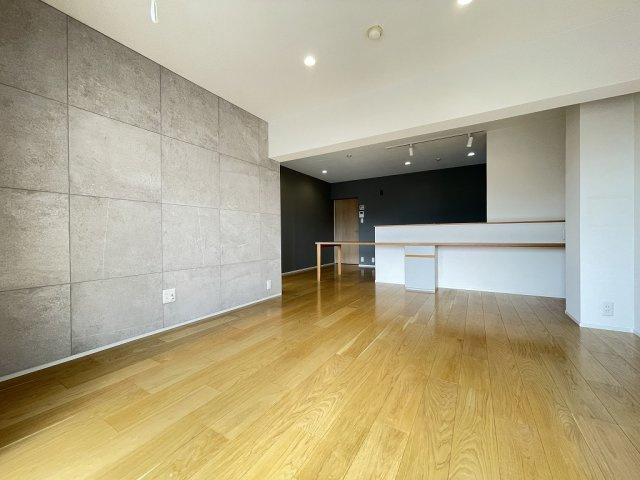 【居間・リビング】 | グリーンマンション野間大池 | 2019年にスケルトンリノベーションを行ったお部屋です。今回クロス張り替え・ガスコンロ交換など部分リフォームしています