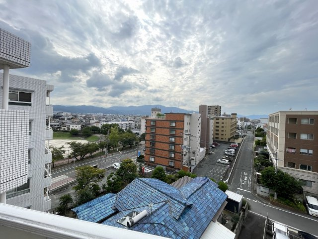 【展望】 | グリーンマンション野間大池 | 前方に遮るものがない最上階からの見晴らし！バルコニーからは大きな青空の眺めがおススメポイントです