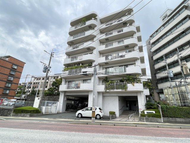 【外観】 | グリーンマンション野間大池 | パセオ野間大池まで徒歩5分でアクセス可能です。食品はもちろん日用品も手に入るので、毎日のお買い物も楽になりそうですね。近隣駐車場確保済みなので、車をお持ちの方でも安心です