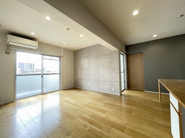 【居間・リビング】 | グリーンマンション野間大池 | 大きな窓のあるLDKは明るさたっぷり。エアコン付きで、入居してすぐから快適に過ごせます♪