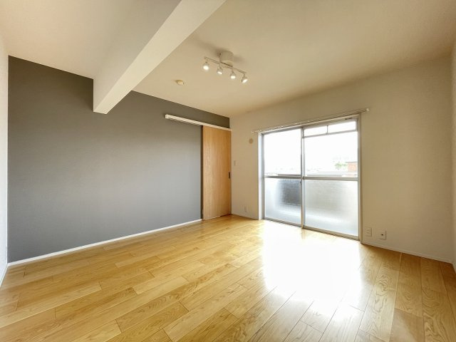 【洋室】 | グリーンマンション野間大池 | リビング横の洋室は落ち着いた壁色を選んで大人っぽい内装に仕上がりました