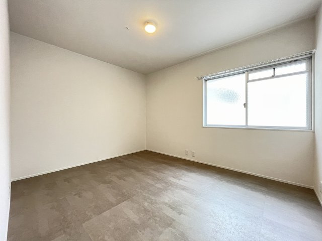 【洋室】 | グリーンマンション野間大池 | 玄関側の洋室。白い壁で明るく広さが感じられます