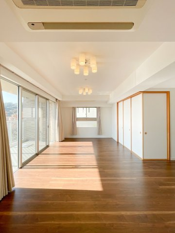 岡本ハウベスの居間・リビング|こちらのリビングで趣味の時間をお楽しみください