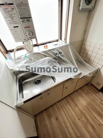 阪本ハイツのキッチン|コンパクトなキッチンで掃除もラクラク