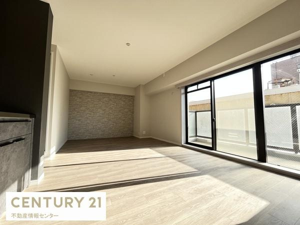 【居間・リビング】 | 大拓メゾン千代崎みなと通 | 19帖の広々リビングは陽当りも良く過ごしやすい部屋となっております！