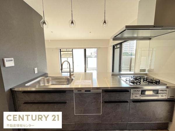 【キッチン】 | 大拓メゾン千代崎みなと通 | おおきなキッチンはリビングを見渡すことが可能なシステムキッチン採用！