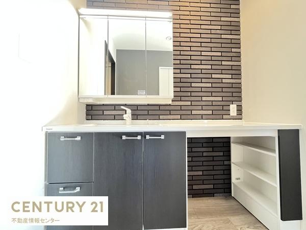 【独立洗面台】 | 大拓メゾン千代崎みなと通 | 大きな独立洗面台で収納も多くございます！