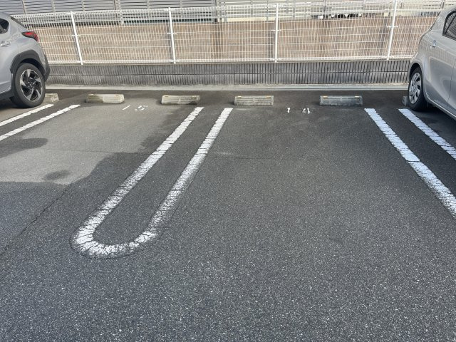 玲巧ハイツ八丁の駐車場