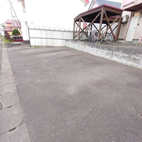 はまだ荘の駐車場