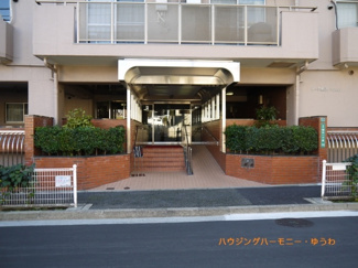 【その他共用部分】 | タイル張りのエントランスは、バリアフリー仕様です。