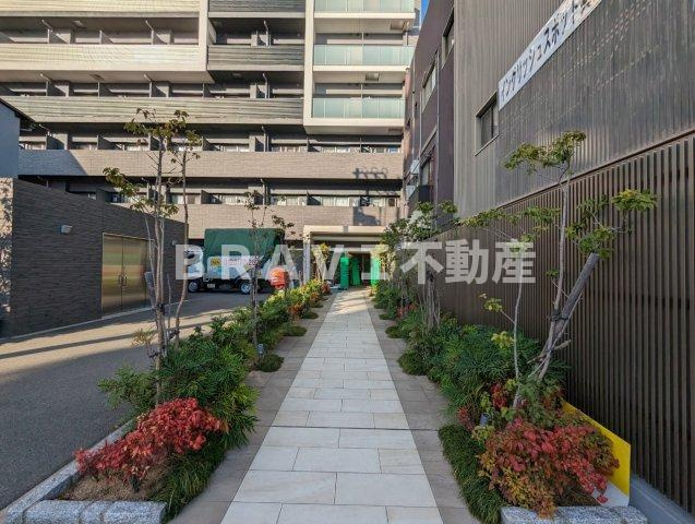 アドバンス大阪バレンシア BRAVI不動産のエントランス