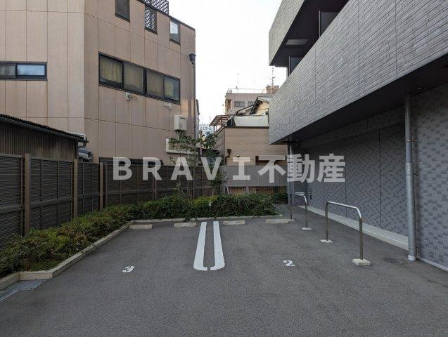アドバンス大阪バレンシア BRAVI不動産の駐車場